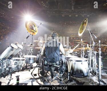 Il batterista Alex Gonzalez, El Animal, suona con la band pop-rock messicana Mana all'American Airlines Arena di Miami, Florida. Foto Stock