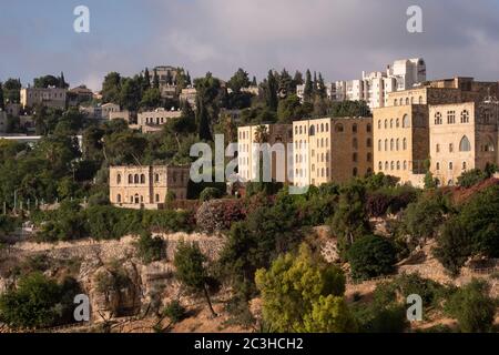 Vista di Abu Tor un misto quartiere ebraico e arabo situato sulla valle di Hinnom il nome moderno per la Gehennna biblica o Gehinnom valle che circonda la città vecchia di Gerusalemme, Israele Foto Stock