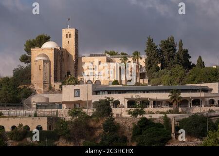 Vista della Chiesa di Sant'Andrea, conosciuta anche come Chiesa della memoria scozzese, costruita come monumento ai soldati scozzesi che furono uccisi combattendo l'esercito turco durante la prima guerra mondiale, Gerusalemme Israele Foto Stock