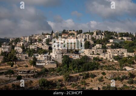 Vista di Abu Tor un misto quartiere ebraico e arabo situato sulla valle di Hinnom il nome moderno per la Gehennna biblica o Gehinnom valle che circonda la città vecchia di Gerusalemme, Israele Foto Stock