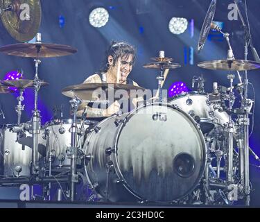 Il batterista Alex Gonzalez, El Animal, suona con la band pop-rock messicana Mana all'American Airlines Arena di Miami, Florida. Foto Stock