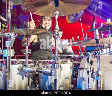 Il batterista Alex Gonzalez, El Animal, suona con la band pop-rock messicana Mana all'American Airlines Arena di Miami, Florida. Foto Stock