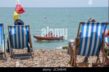 Brighton UK 20 giugno 2020 - i bagnini pattugliano la spiaggia mentre i visitatori godono il caldo sole di Brighton oggi come le restrizioni di blocco sono gradualmente attenuati in Inghilterra durante la crisi pandemica del coronavirus COVID-19 . : Credit Simon Dack / Alamy Live News Foto Stock