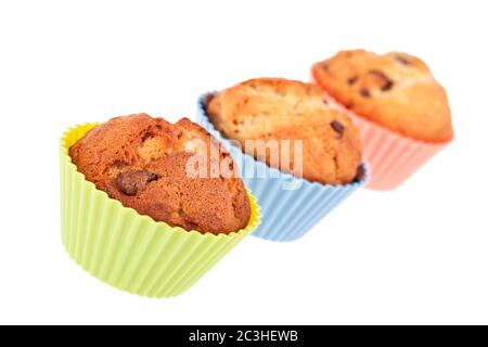 Tre muffin alla banana con scaglie di cioccolato. Profondità superficiale intenzionale del Fie;d. Foto Stock