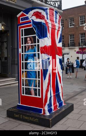 WINDSOR, UK - LUGLIO 21: La Duchessa di Cambridge raffigurata sulla Ring a Royal Post Box di Timmy Mallet. Installazione artistica che celebra tutto ciò che è inglese, su Foto Stock