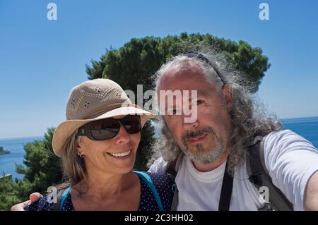 la coppia di mezza età in vacanza in spiaggia fa un selfie Foto Stock