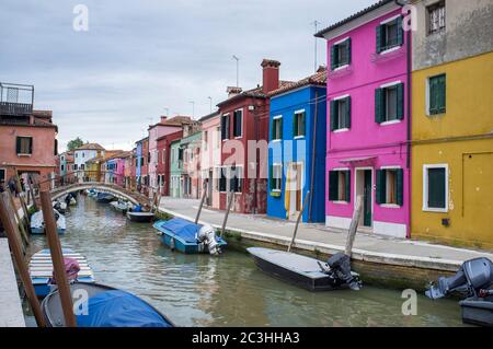 Case colorate sull isola di Burano durante un temporale Foto Stock