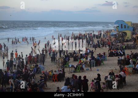 Gaza, Palestina. 19 giugno 2020. Le persone che si sono viste godere della riva del mare.i palestinesi godono della riva del mare mentre il governo rilassa le restrizioni del coronavirus (COVID-19) nella striscia centrale di Gaza. Credit: SOPA Images Limited/Alamy Live News Foto Stock