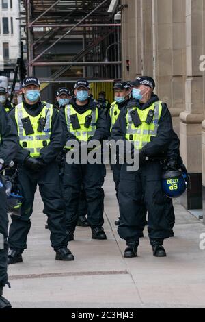 Descrizione: Glasgow, Regno Unito. 20 Giugno 2020. Enorme presenza della polizia mentre i manifestanti antifascisti si riuniscono in George Square a Glasgow in risposta ai recenti incontri dei manifestanti di estrema destra. Credit: Richard Gass/Alamy Live News Foto Stock