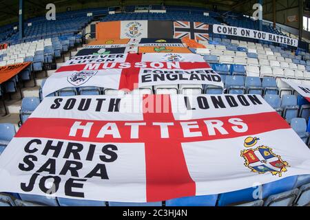 Luton, Bedfordshire, Regno Unito. 20 Giugno 2020. Vista generale delle bandiere nello stadio Kenilworth Road, sede del Luton Town Football Club durante la partita del campionato Sky Bet tra Luton Town e Preston North End a Kenilworth Road, Luton, Inghilterra. Foto di David Horn. Credit: Prime Media Images/Alamy Live News Foto Stock
