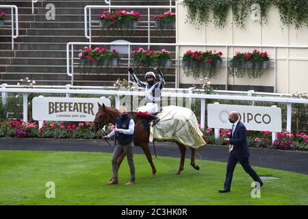 Alpine Star guidato da Frankie Dettori dopo aver vinto le Coronation Stakes durante il quinto giorno di Royal Ascot all'ippodromo di Ascot. Foto Stock