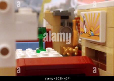 Mosca, Russia - 08 maggio 2019: Montaggio di un minibus Volkswagen Transporter T1 da Lego. Interno di auto giocattolo. Primo piano . Tavolo con vetro da blocchi Foto Stock
