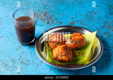 Kerala cozze ripiene frittura  kerala speciale snack pasta di riso farcite cozze frittura, gustoso cibo di strada con caffè secco di zenzero con sfondo blu, selecti Foto Stock