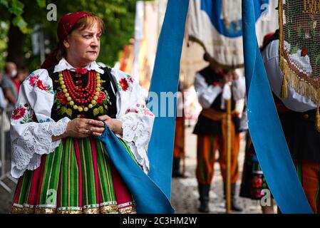 Donna vestita con eleganti costumi folcloristici nazionali della regione di Lowicz. Tradizionale abito popolare a righe colorate e ricamo floreale Foto Stock