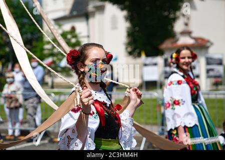 Lowicz, 11 giugno 2020: Persone vestite con costumi popolari nazionali polacca da Lowicz durante la processione del Corpus Christi. Cultura polacca Foto Stock