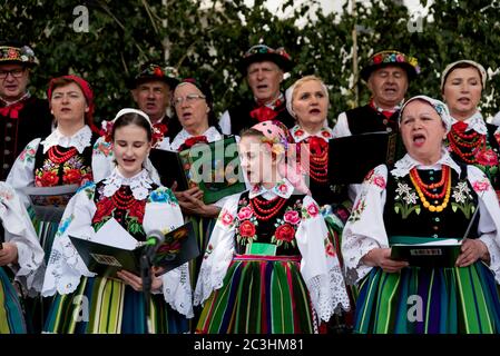 Lowicz, 11 giugno 2020: Musicisti folk, band musicale vestita con eleganti costumi nazionali folk dalla regione di Lowicz, canti folk Foto Stock