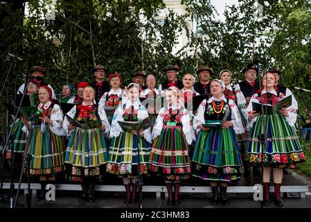 Lowicz, 11 giugno 2020: Musicisti folk, band musicale vestita con eleganti costumi nazionali folk dalla regione di Lowicz, canti folk Foto Stock