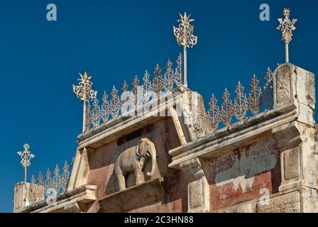 Parapetto di rilievo degli elefanti e ricco cresting di ferro presso il White Elephant Saloon Limestone Building, 1888, sulla East Main Street a Fredericksburg, Texas, USA Foto Stock
