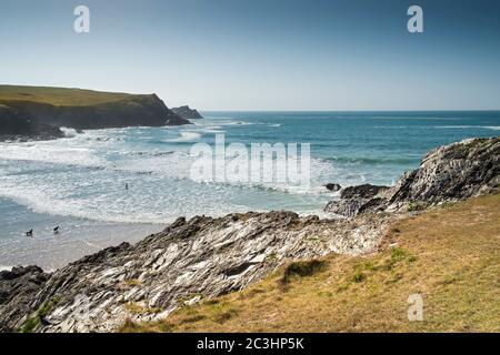 Marea in arrivo alla marea isolata e aspra a Polly Porth Joke a Newquay in Cornovaglia. Foto Stock