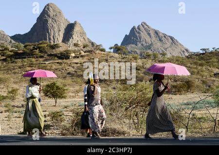 ETIOPIA, Tigray, altopiano, Adua, Battaglia di Adwa fu combattuta il 1° marzo 1896 tra l'Impero etiope e l'Italia, la battaglia fu persa dall'esercito italiano, rocce / AETHIOPIEN, Tigray, Hochland, Adwa, Adwa wurde durch die Schlacht von Adua 1896 bekannt, In der aethiopische Truppen unter Kaiser Menelik II. Eine italienische Armee unter Oreste Baratieri in die Flucht schlugen. Durch diesen Sieg wurde der Vertali Italiens verhindert, Aethiopien als Kolonie zu beherrschen Foto Stock