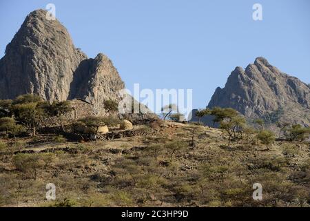 ETIOPIA, Tigray, altopiano, Adua, Battaglia di Adwa fu combattuta il 1° marzo 1896 tra l'Impero etiope e l'Italia, la battaglia fu persa dall'esercito italiano, rocce / AETHIOPIEN, Tigray, Hochland, Adwa, Adwa wurde durch die Schlacht von Adua 1896 bekannt, In der aethiopische Truppen unter Kaiser Menelik II. Eine italienische Armee unter Oreste Baratieri in die Flucht schlugen. Durch diesen Sieg wurde der Vertali Italiens verhindert, Aethiopien als Kolonie zu beherrschen Foto Stock