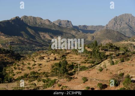 ETIOPIA, Tigray, altopiano, Adua, Battaglia di Adwa fu combattuta il 1° marzo 1896 tra l'Impero etiope e l'Italia, la battaglia fu persa dall'esercito italiano, campi e rocce / AETHIOPIEN, Tigray, Hochland, Adwa, Adwa wurde durch die Schlacht von Adua 1896 bekannt, In der aethiopische Truppen unter Kaiser Menelik II. Eine italienische Armee unter Oreste Baratieri in die Flucht schlugen. Durch diesen Sieg wurde der Vertali Italiens verhindert, Aethiopien als Kolonie zu beherrschen Foto Stock