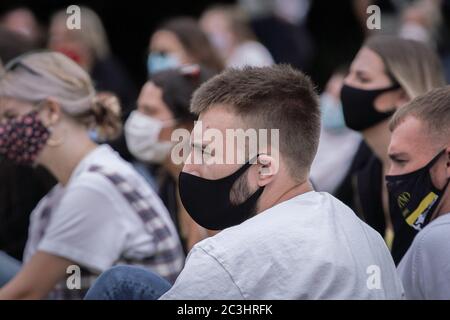 Sherborne, Dorset, Regno Unito. 20 giugno 2020. I manifestanti Black Live Matters (BLM) si riuniscono a Pageant Gardens per discorsi che raccontano la discriminazione razziale e rimettono in discussione la statua commemorativa di Sir Walter Raleigh vicino all'abbazia di Sherborne. Raleigh è stato il fulcro della speculazione sui social media, in quanto si dice che l'ex residente del Dorset avesse associazioni con la schiavitù. Raleigh è una delle quattro figure che fanno parte del Digby Memorial situato di fronte all'abbazia di Sherborne. Credit: Guy Corbishley/Alamy Live News Foto Stock