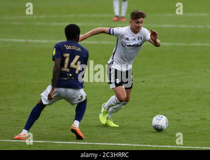 LONDRA, INGHILTERRA, 20 GIUGNO - Tom Cairney di Fulham si è assunto Joshua Dasilva di Brentford durante la partita del campionato Sky Bet tra Fulham e Brentford a Craven Cottage, Londra, sabato 20 giugno 2020. (Credit: Jacques Feeney | MI News) Credit: MI News & Sport /Alamy Live News Foto Stock