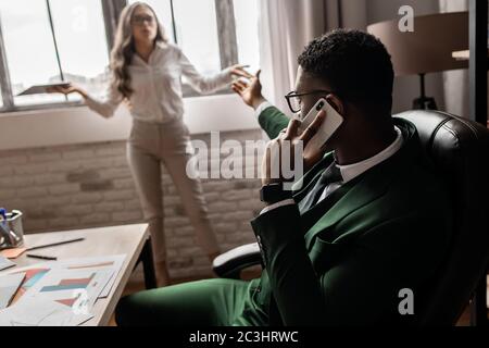 I partner che discutono sul posto di lavoro, non sono d'accordo con il documento, violazione di un accordo, condizioni inaccettabili. Foto Stock