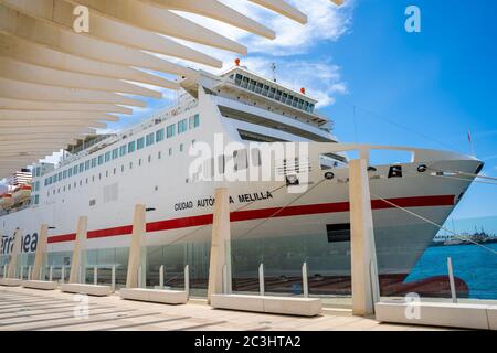 Super traghetto ancorato al molo. Crociera in nave Ciudad Autónoma de Melilla della compagnia Trasmediterránea. Malaga, Spagna - 01 giugno 2020. Foto Stock