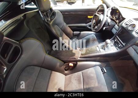 Russia, Mosca - 04 maggio 2019: Interno della Porsche gialla Cayman GT4. Auto da corsa nello showroom del concessionario. Vista frontale Foto Stock