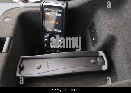 Mosca. Febbraio 2019. Porsche handset all'interno del crossover premium Porsche Cayenne. Ricevitore telefonico nel bracciolo di un'auto Foto Stock