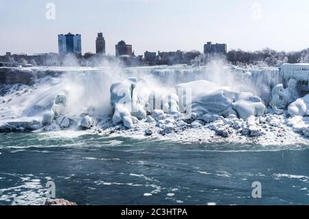 Cascate del Niagara ghiacciate con enormi blocchi di ghiaccio Foto Stock