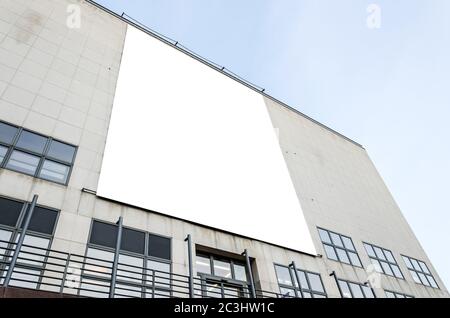 Grande cartellone bianco in un edificio moderno Foto Stock