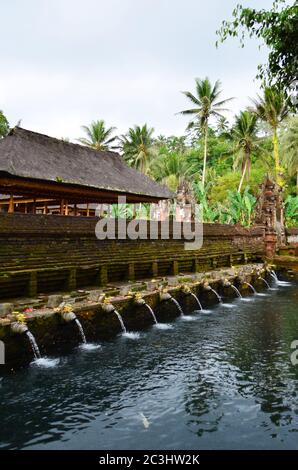 Acqua di sorgente Santa nel tempio pura Tirtha Empowerul a Tampak, uno dei templi più importanti di Bali, Indonesia Foto Stock