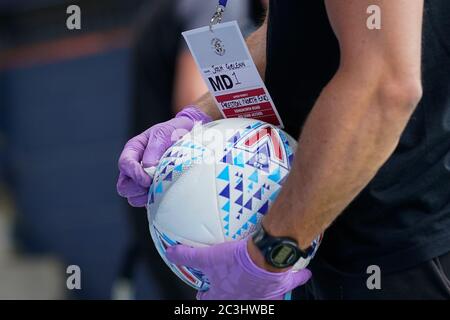 Luton, Bedfordshire, Regno Unito. 20 Giugno 2020. Una palla viene sanitizzata durante la partita del campionato Sky Bet tra Luton Town e Preston North End a Kenilworth Road, Luton, Inghilterra. Foto di David Horn. Credit: Prime Media Images/Alamy Live News Foto Stock