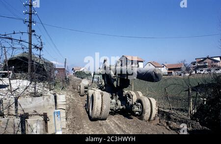 10 marzo 1994 durante la guerra in Bosnia: Un croato bosniaco (HVO) M115 (8 pollici howitzer M1) 203mm trainato Howitzer all'ingresso ovest della base britannica a Bila, appena fuori Vitez. Foto Stock