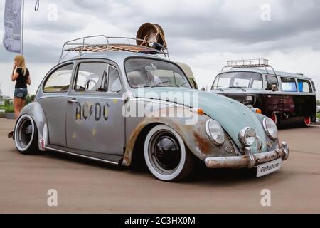 Mosca. Russia - 20 maggio 2019: Look di ratto di età speciale Volkswagen Beetle T1 parcheggiato sulla strada. Sulla vettura è scritto ACIDC. Leggendaria auto urbana retrò modificata della prima generazione. Foto Stock