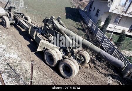 10 marzo 1994 durante la guerra in Bosnia: Un croato bosniaco (HVO) M115 (8 pollici howitzer M1) 203mm trainato Howitzer all'ingresso ovest della base britannica a Bila, appena fuori Vitez. Foto Stock