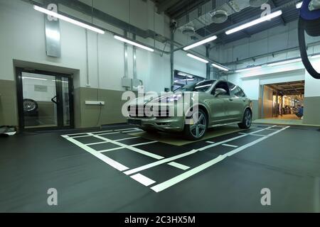 Mosca. Febbraio 2019. Porsche Cayenne nel centro di assistenza. Installazione e calibrazione della telecamera surround view 360. Configurazione delle telecamere posteriori anteriori e laterali Foto Stock