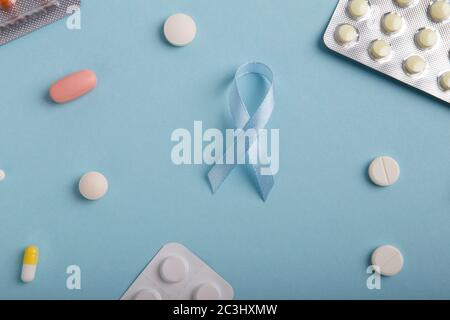 Nastro blu di consapevolezza del cancro della prostata. Giornata mondiale del cancro della prostata Foto Stock