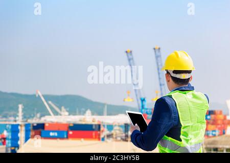 Pianificazione del lavoro di costruzione Contractor controllo alla logistica e trasporto del trasporto internazionale del cargo del contenitore Foto Stock