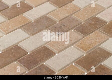 Closeup di piastrelle rettangolari marrone chiaro sotto le luci - ottimo per gli sfondi Foto Stock