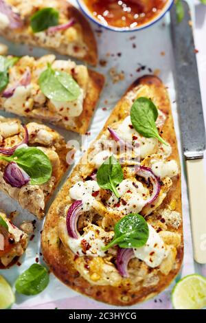 Korma di pollo pane indiano con cipolla rossa, formaggio e basilico Foto Stock