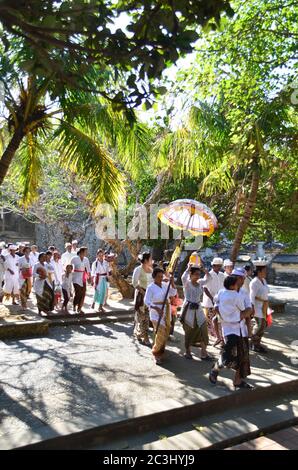 Persone balinesi che frequentano la cerimonia Meprani al Tample di Batur. Meprani è una delle cerimonie indù a Bali, Indonesia. Foto Stock