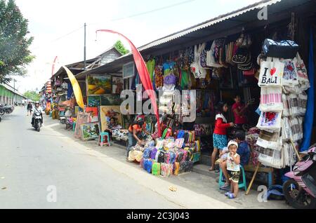 Strada dello shopping a Kuta con prodotti locali e souvenir. Foto Stock