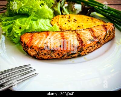 Filetto di salmone grigliato con patate e insalata, vista dall'alto Foto Stock