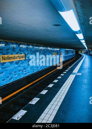 Immagine verticale di una stazione ferroviaria vuota catturata a Nollendorfplatz a Berlino, in Germania Foto Stock