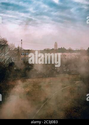 Immagine verticale di un'aria fumosa su vecchi edifici sfondo- concetto di inquinamento atmosferico Foto Stock