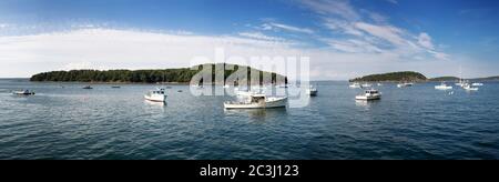 Panorama del Bar Harbour, che mostra piccole barche da pesca ancorate nella baia. Maine, Stati Uniti Foto Stock